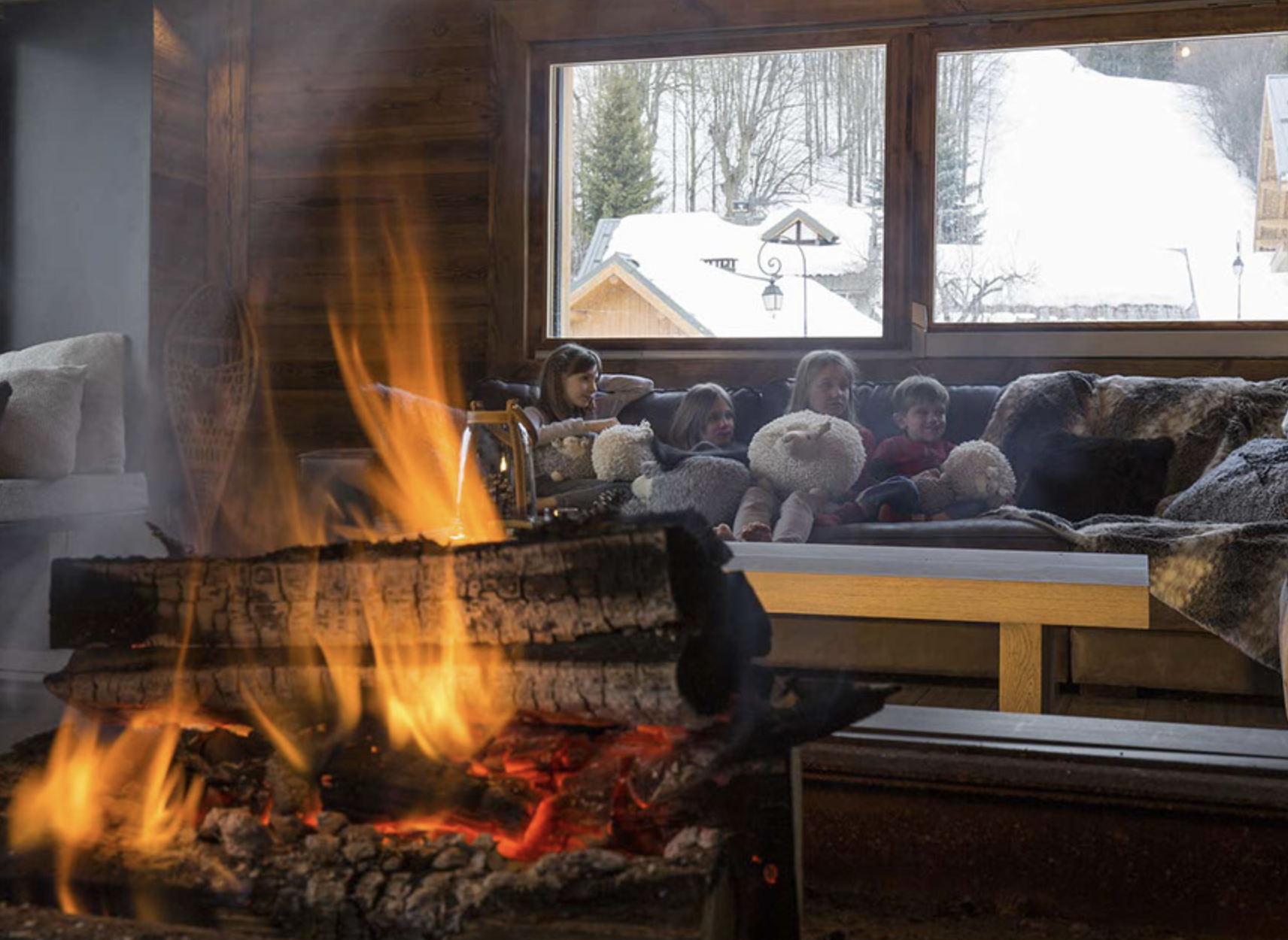 Salon et cheminée traversante – 1er étage, chalet L'Or des Cimes